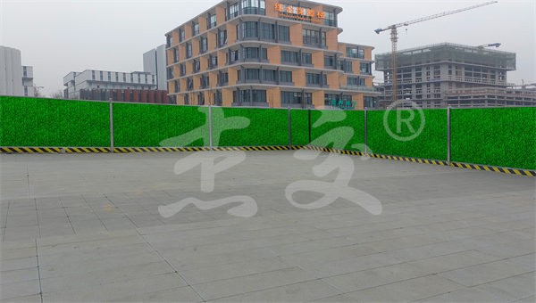 围挡边缘锋利伤人?包边处理更安全(图1) 围挡边缘锋利伤人?包边处理更安全(图1)